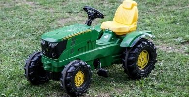tractor de juguete John Deere a pedales verde y amarillo