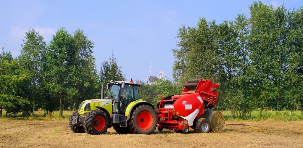 Apero agrícola para tractor trabajando en el campo